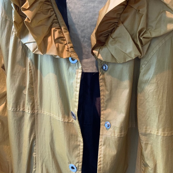 Animale gold coat with ruffled collar - Picture 5 of 5